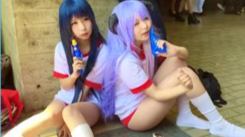 日本漫展cosplay两个拿着水枪的体服小姐姐