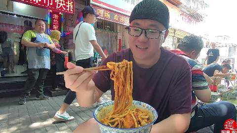 【阿星探店】陕西面条哥,专卖拉条子钢筋面,1根面盘一盆,食客坐满一条