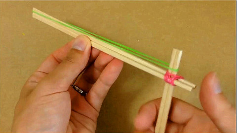 教你用一次性筷子手工制作橡皮筋发射器,简单又好玩!