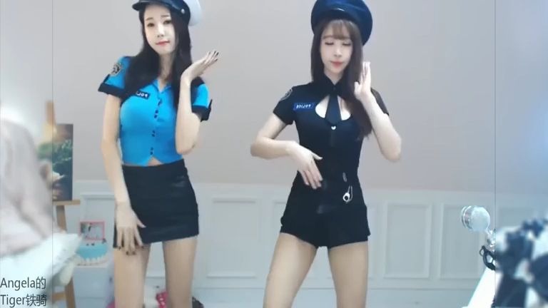 两位女主播穿警服直播跳舞