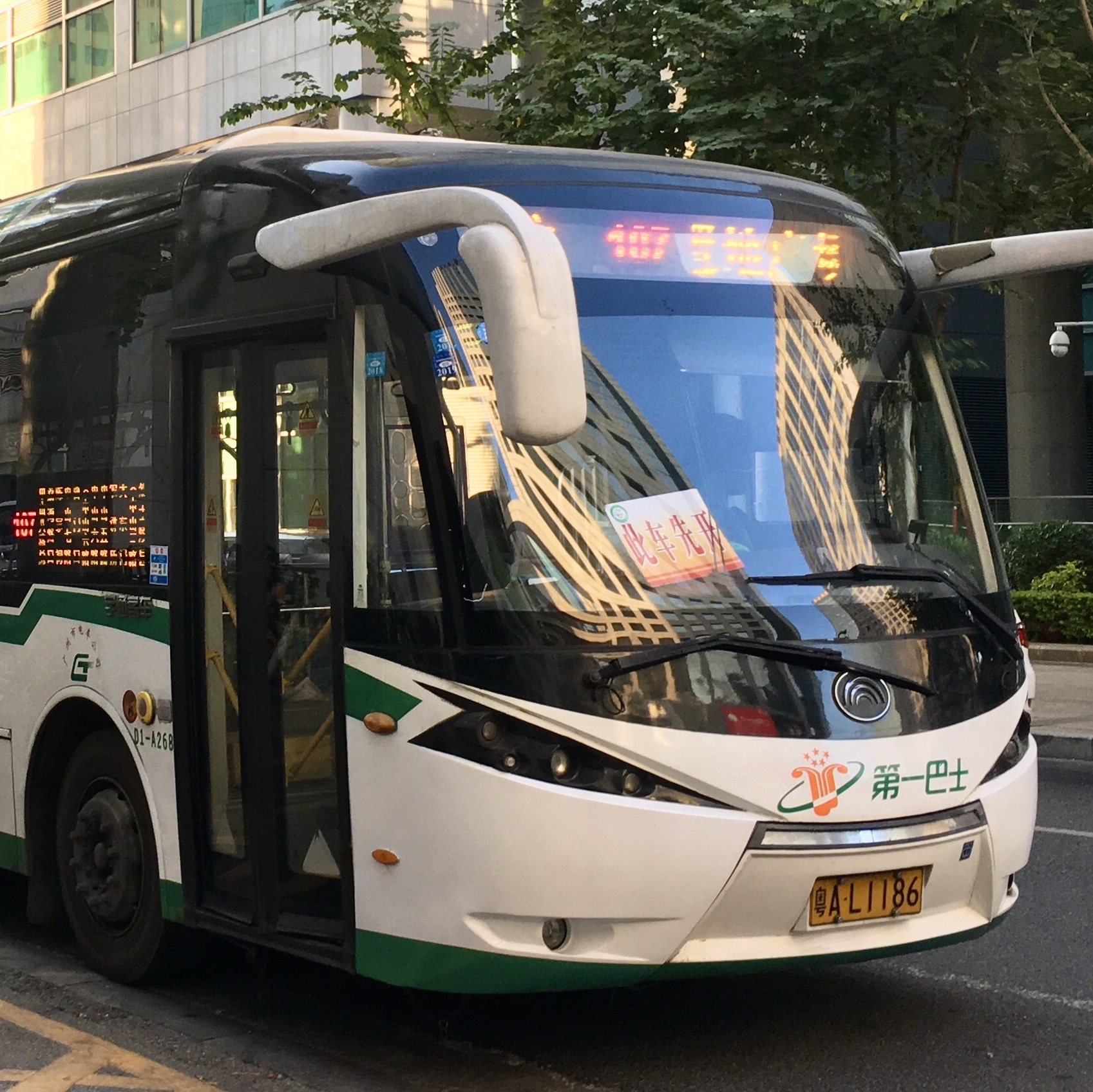 评论 2020-01-15 关注 【广州公交】104路电鲨型电车手动升辫 107路
