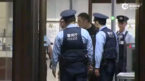 日本警视厅特警(铳器对策部队)演练打击银行劫匪