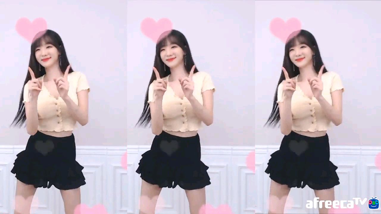 韩国女主播淡粉上衣黑裙性感舞蹈