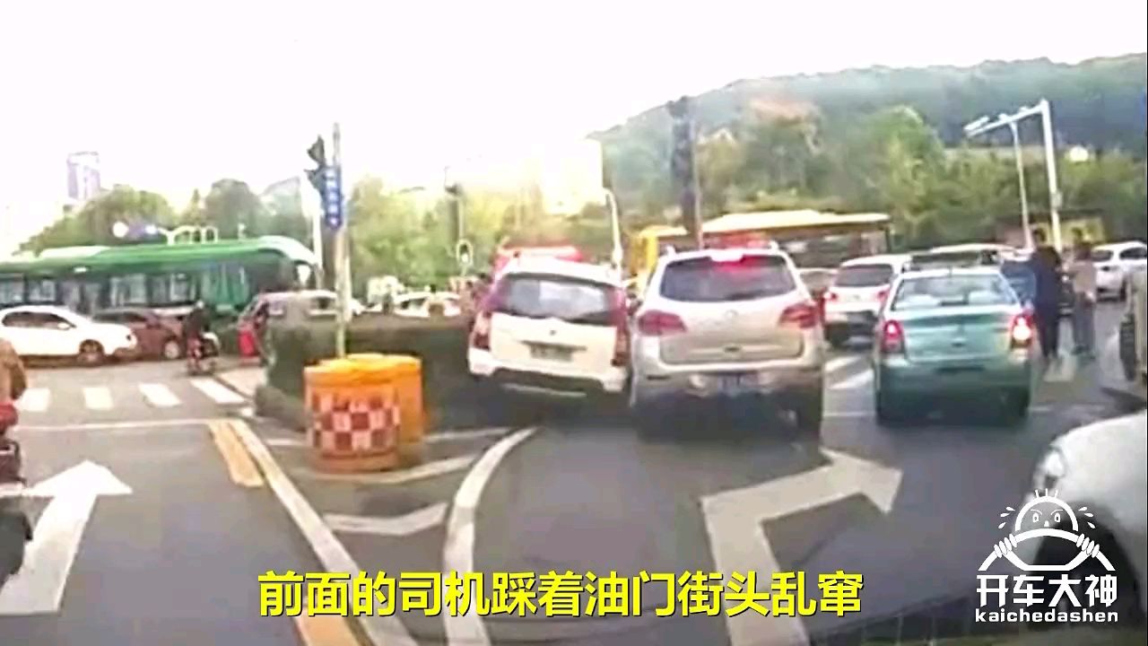 开车大神路上突遇大土丘夜间行车掉进沟