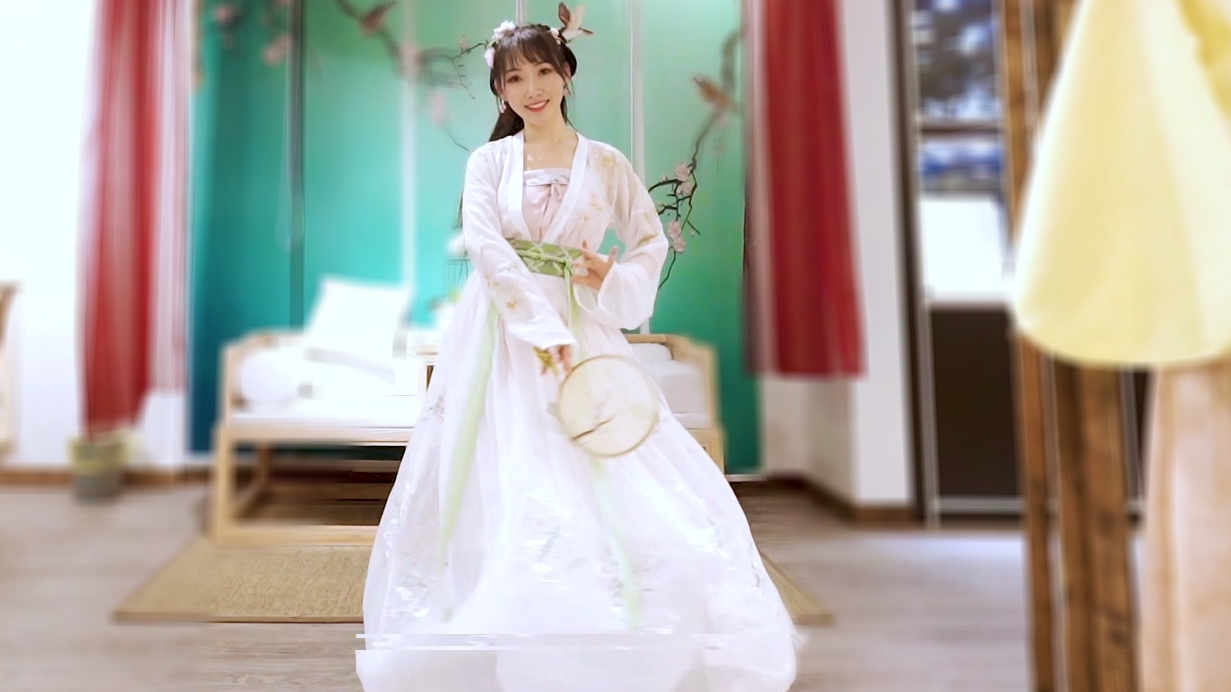 逛汉服实体店 老板说跳舞可以打折 于是...