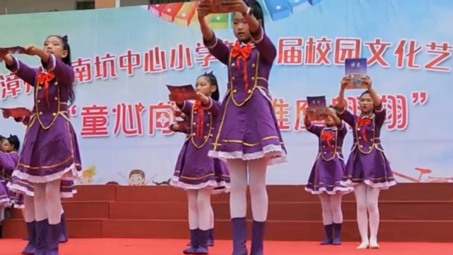 小学生们在一起表演傻子上学之小品