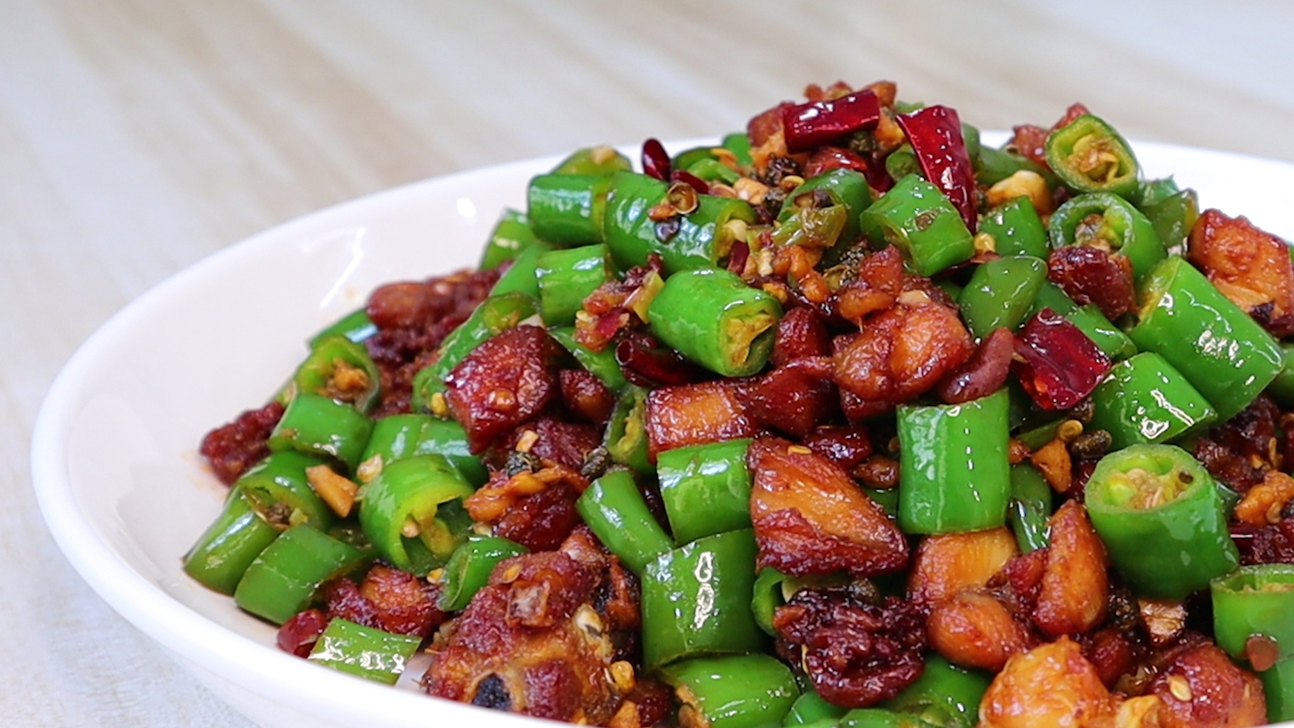 青椒辣子鸡,鸡肉干香入味,好吃下饭