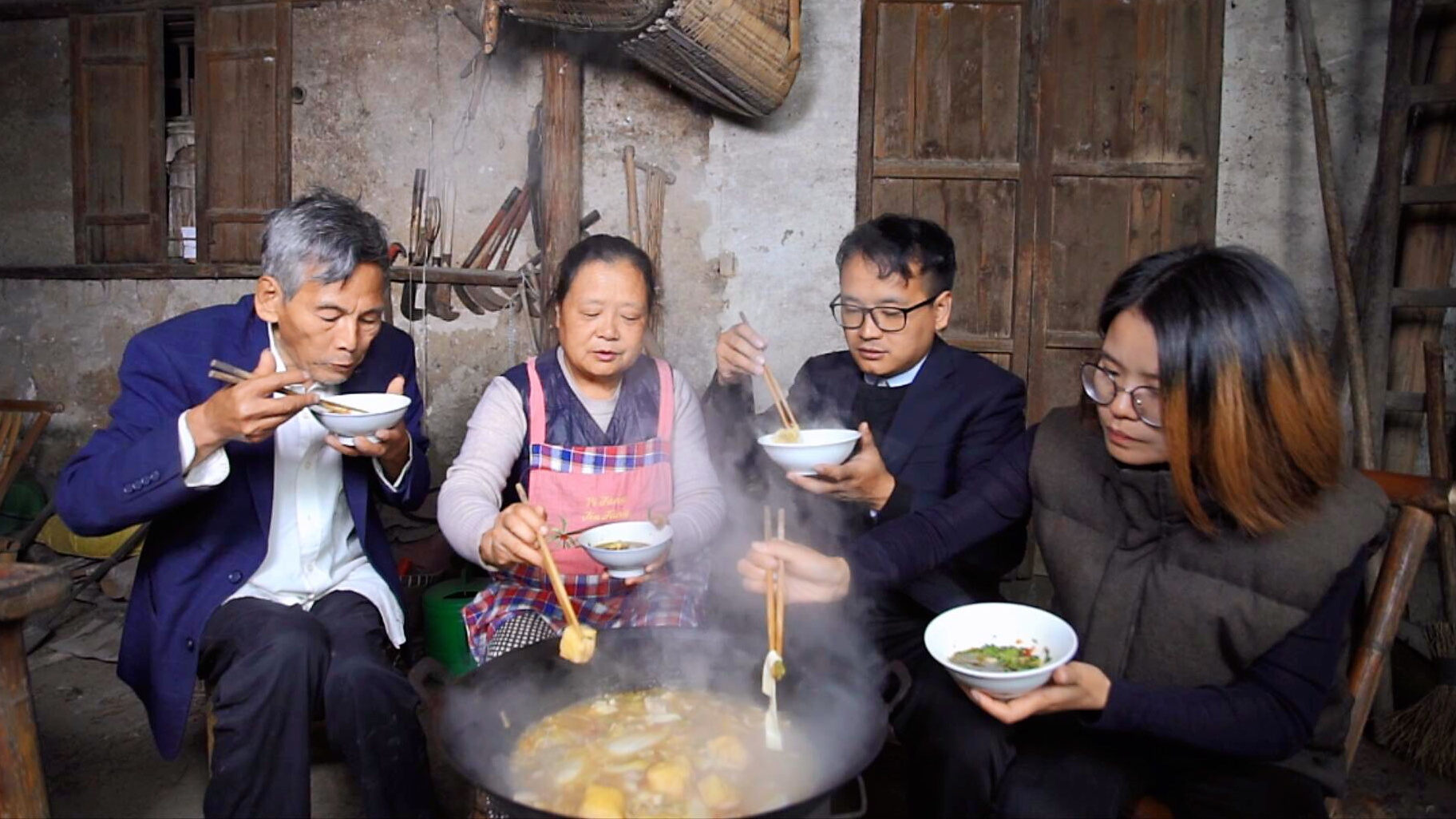 婆婆做农活回家,儿媳妇在睡觉还没把饭做好,看农村婆婆如何待儿媳 a