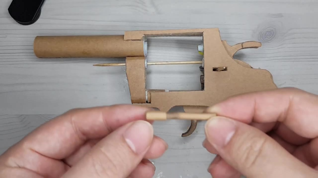 如何用纸板做一把左轮玩具手枪wgogz945-纸板手工制作纸板玩具手工