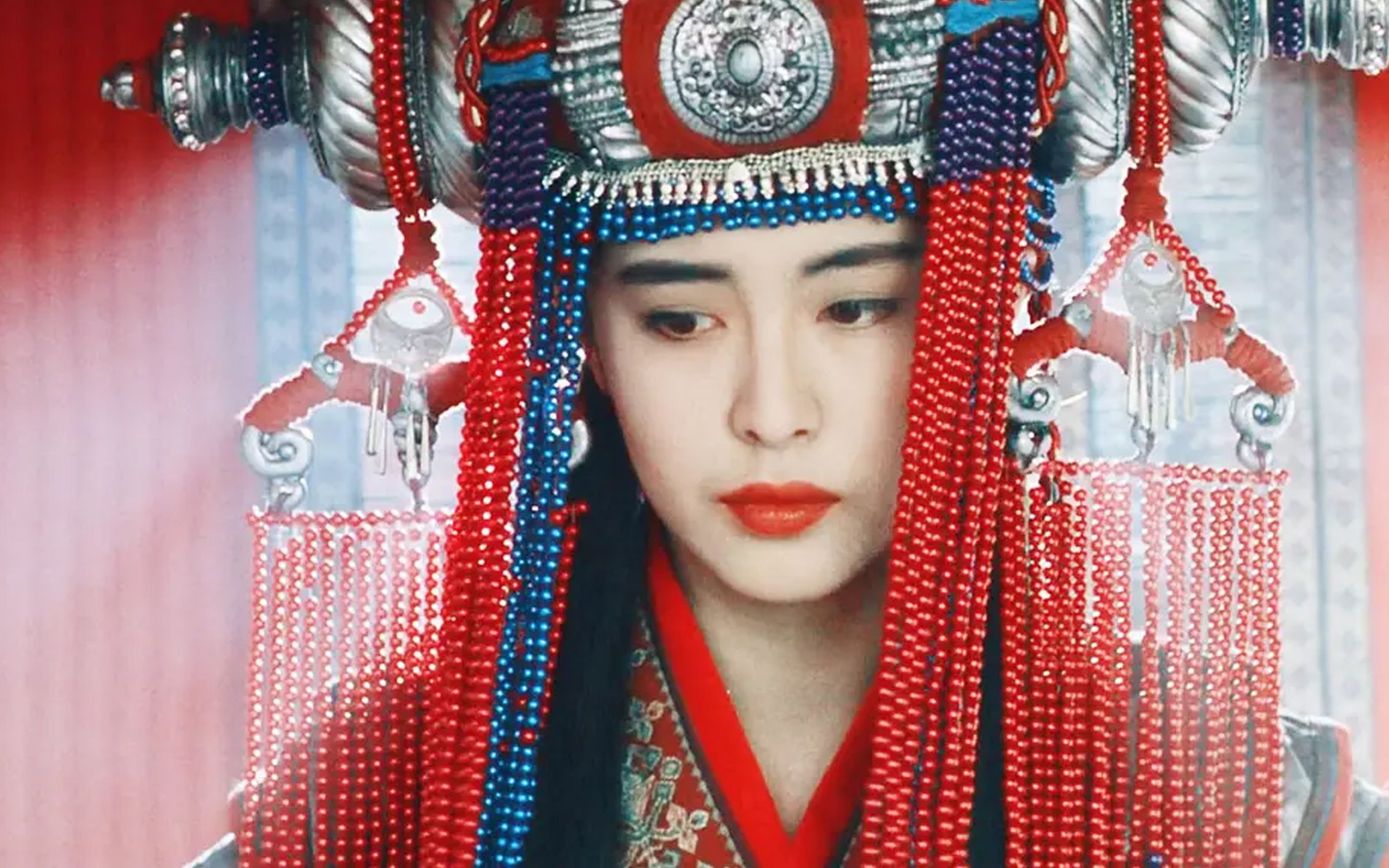 王祖贤在这部电影里的造型太美了, 忍不住看了好几遍!