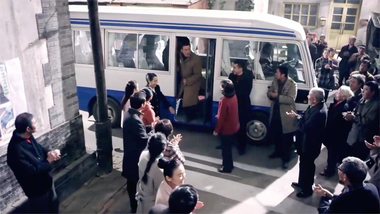 《情满四合院》首长下台, 傻柱做法不得不服, 真是一生的贵人