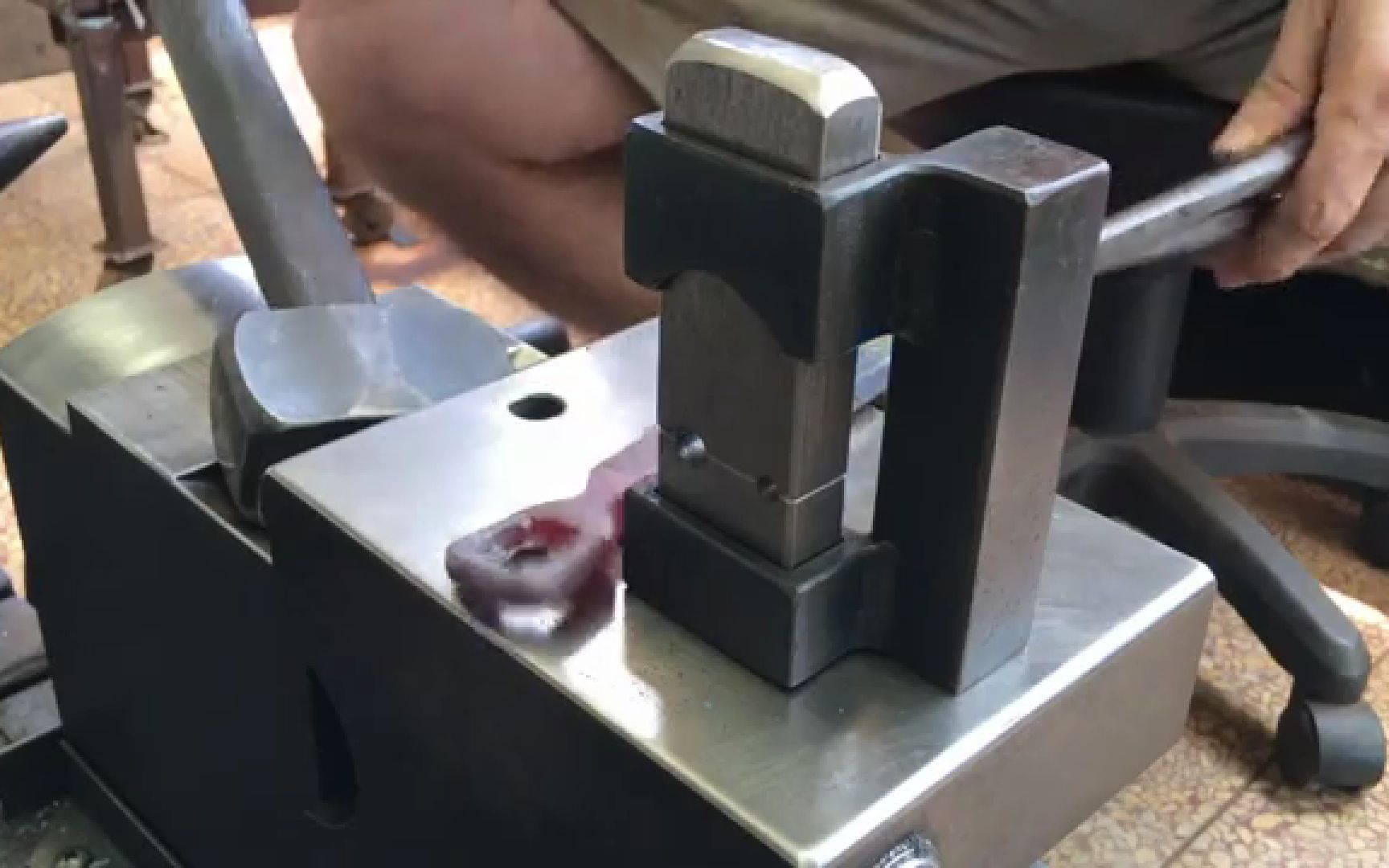 【搬运1080P】制作一个简单的铁匠模具Making Simple Tenon Dies / Rounding A Closed Eye