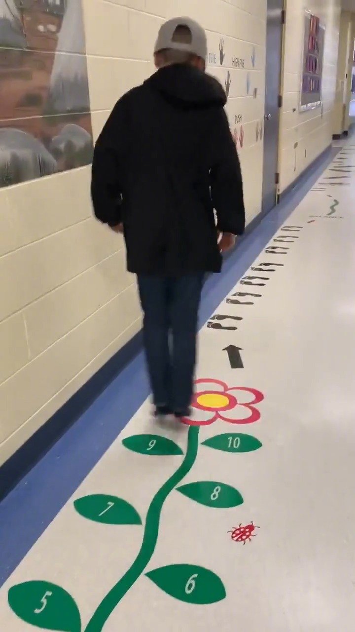 学校里一条走廊改成了游戏通道...