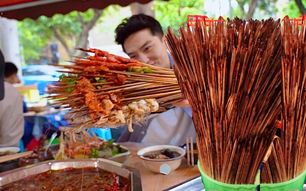 重庆“最便宜的串串”, 三毛五一串, 锅底还不要钱, 4个人吃饱喝足只花了170元