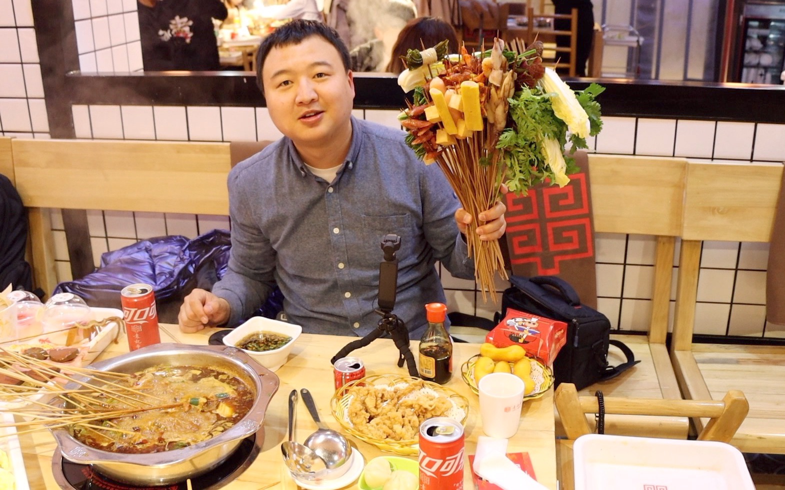 天冷了, 去全市最火爆的成都火锅串, 8毛一串, 麻辣过瘾, 吃到爽
