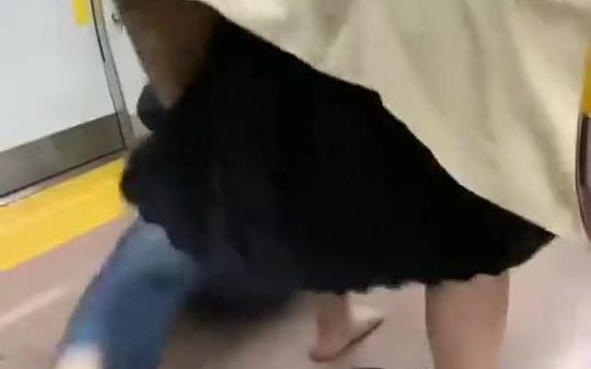 日本东京地铁上, 一男子与一女子发生了“日式”的肢体语言互动