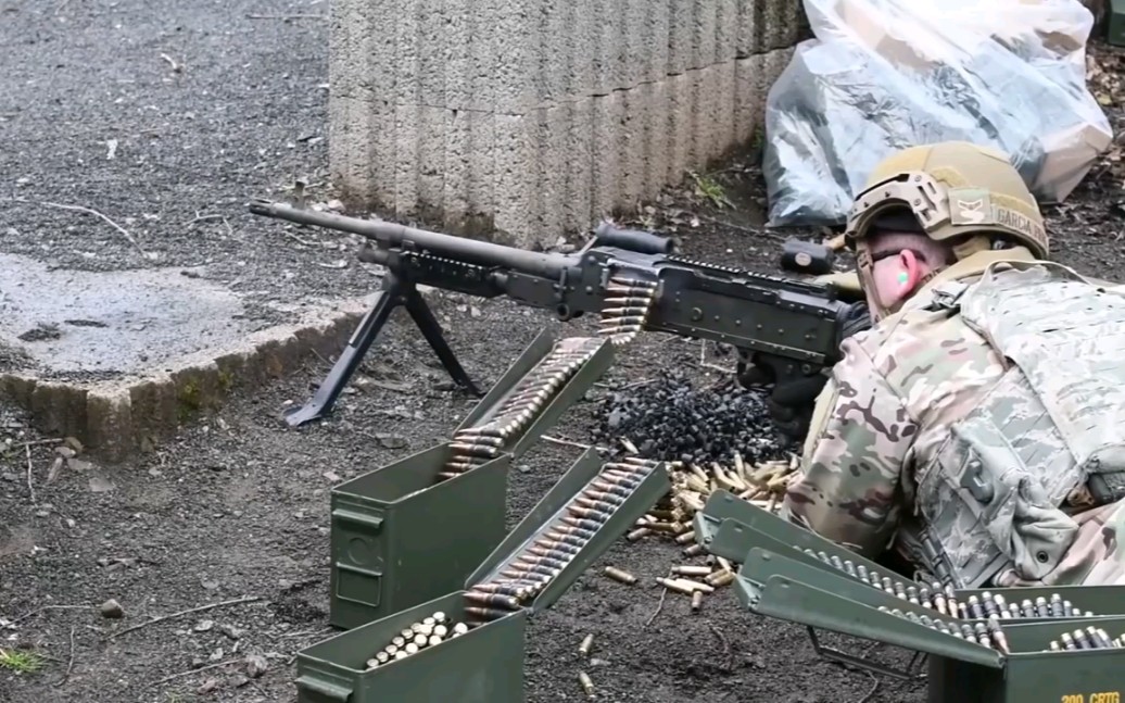 美军主力机枪M240B(重机枪)、M249(轻型机枪)和M203榴弹发射器尽职调查训练