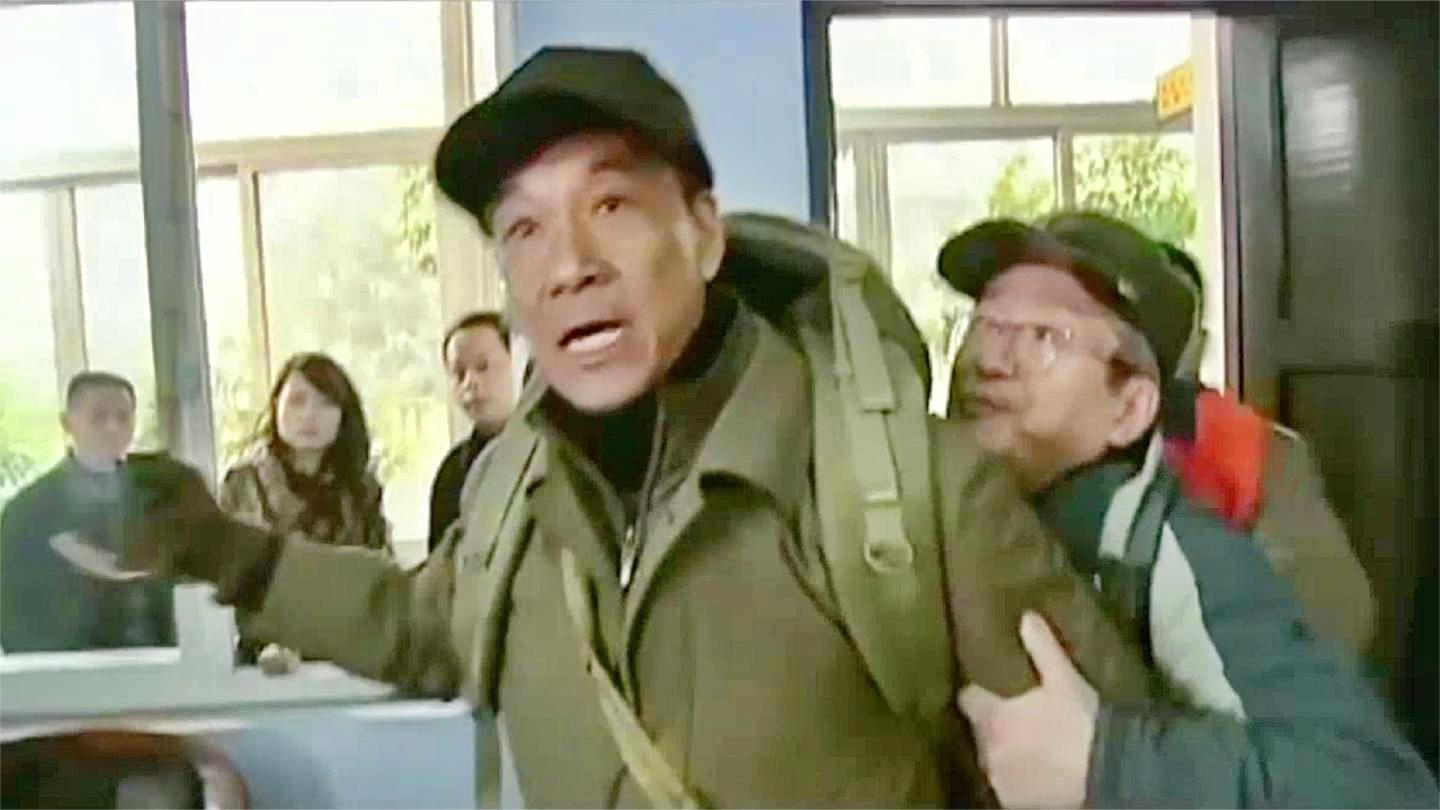 影视: 老兵办烈士证, 被工作人员故意为难, 下秒抄家伙怒砸办公室