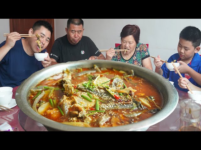 【超小厨】全家钓鱼,美女老板炒3斤黄辣丁,小厨食量太惊人,幸好不是自助餐!