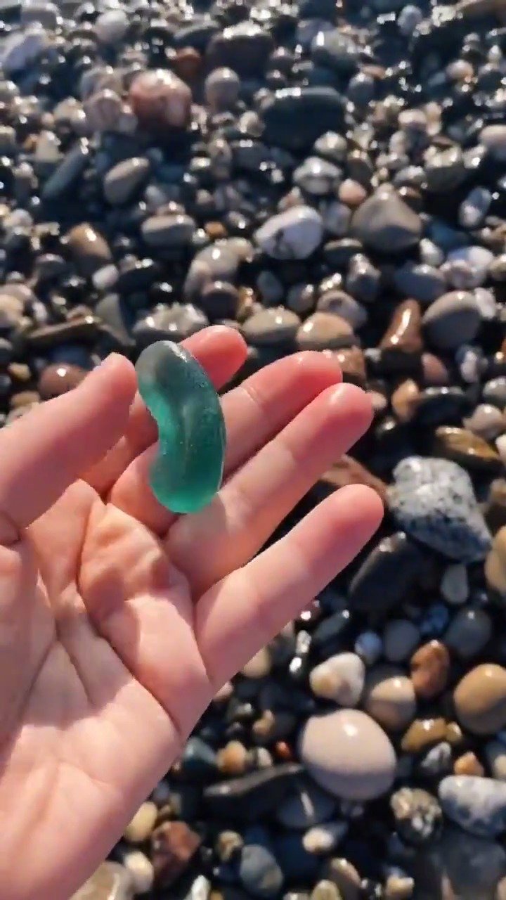 废弃的人造玻璃,经过海水海沙的长...