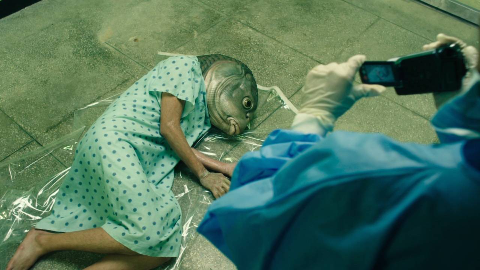 比起《寄生虫》这部韩国电影更能揭露人性,穷人为了钱参加人体实验