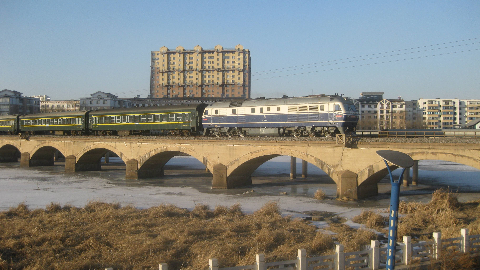 09】客车k7521通过四梅线桥-40