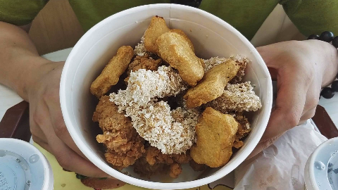 一米长的鸡肉你们吃过吗,竟然有黑色的炸鸡?