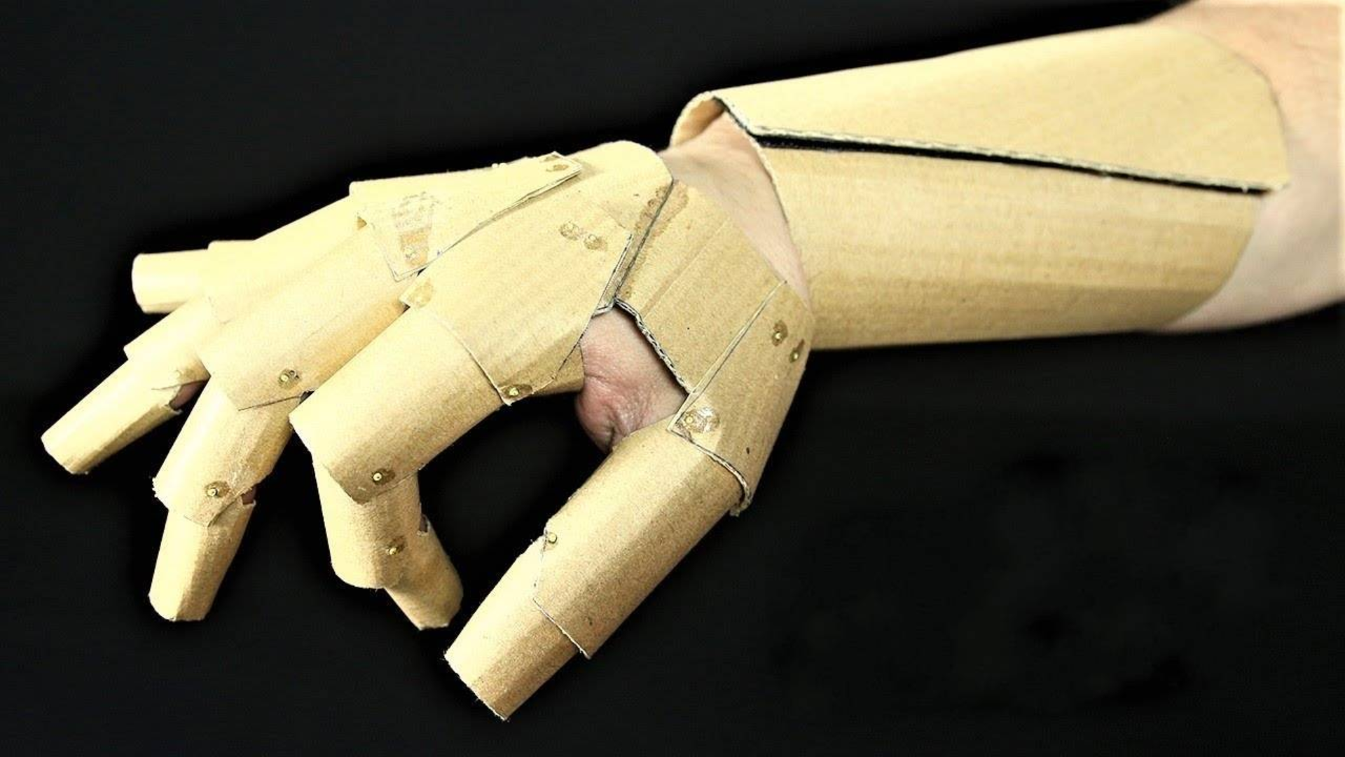 牛人用硬纸板制作机械手套,戴在手上超帅,看得双眼冒光!