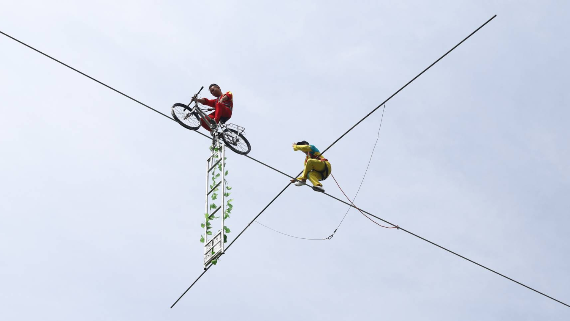 东莞观音山,云端上的表演《高空走钢丝》