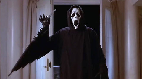 美女在家休息,莫名被面具怪人追杀,逃跑中竟被父母开车撞死?