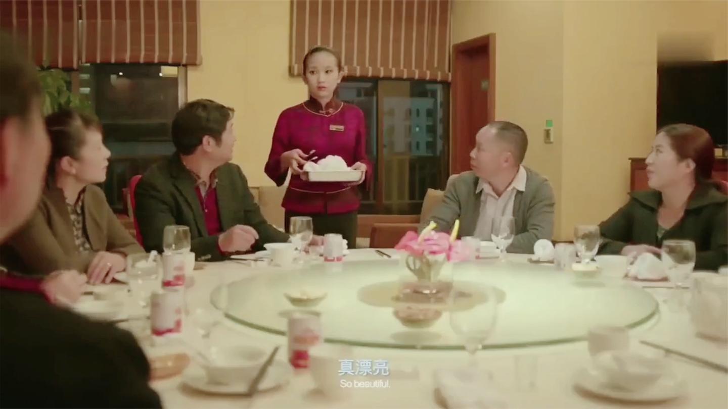 影视: 酒店接待亿万老总, 服务员一看傻眼了, 竟是自己去世的父亲