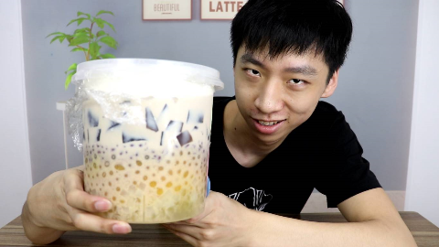 加料100元的奶茶是什么样的?老板直接拿"桶"装!