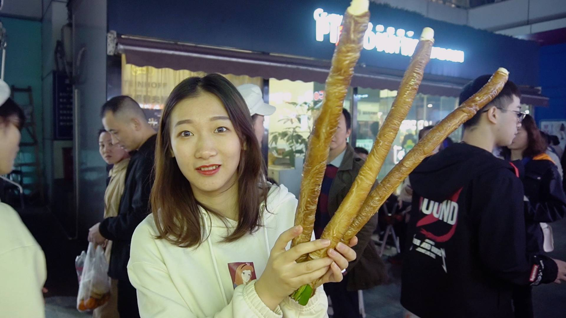 夜市特色小吃肥肠包大葱!疯狂偶遇敬汉卿粉丝!