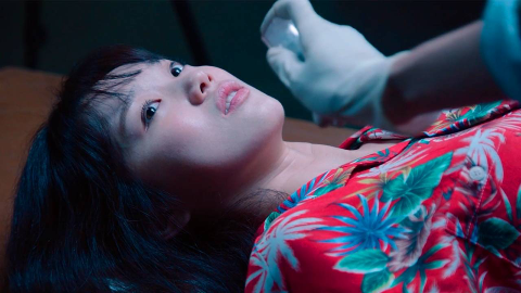 女孩被拍不雅视频,点赞超过3万就公开,韩国电影《女警》