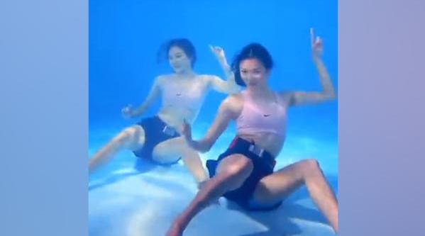 花游双胞胎水下跳《无价之姐》,网友: 像美人鱼