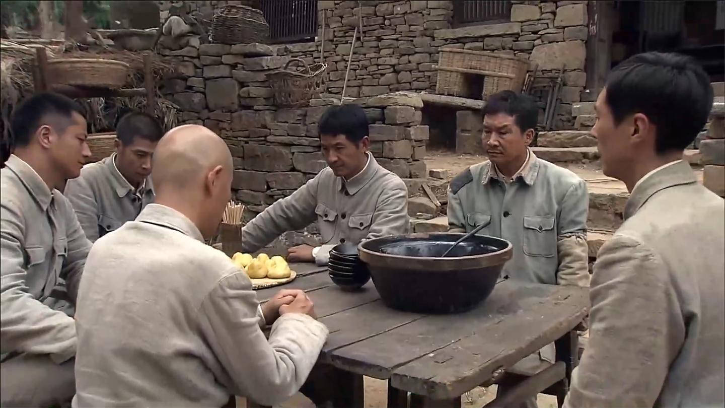 菜刀班: 内奸饭里下毒, 不料班长早已看破, 把毒药换白糖看他表演