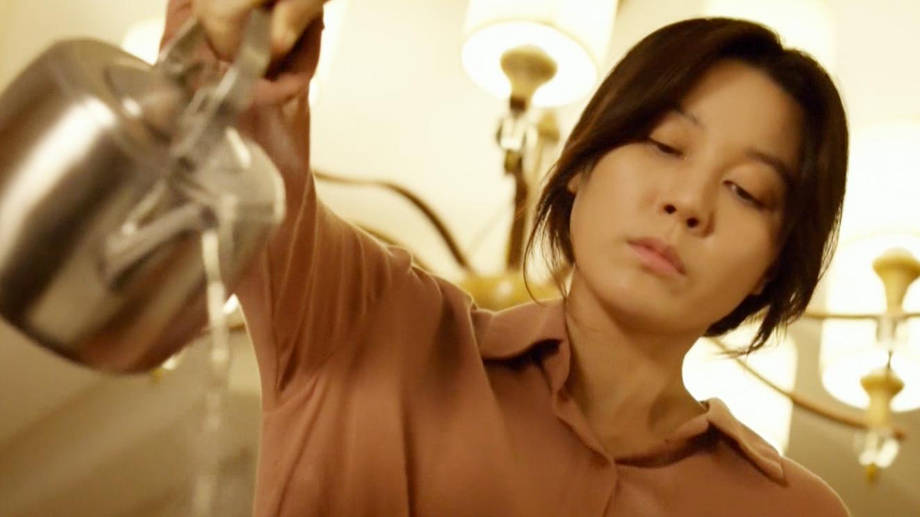 五分钟看完韩国犯罪片《女老师》: 女同事欺人太甚被人拿热水毁容