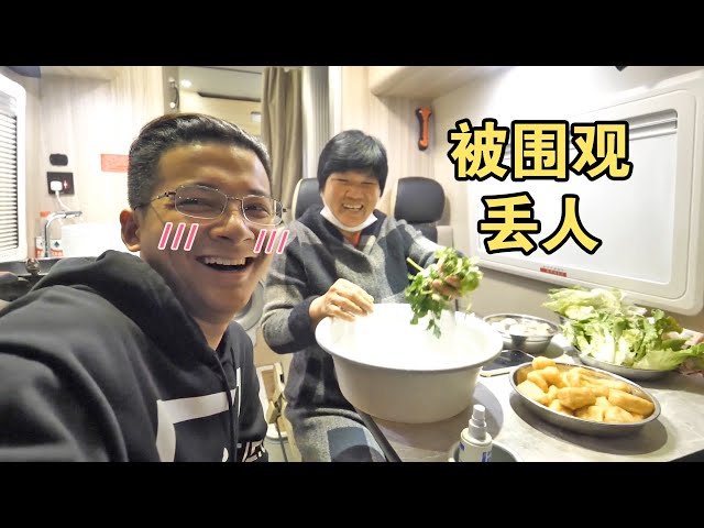 b型房车晚上露营太高调,妈妈直呼太丢脸,躲在车里吃火锅