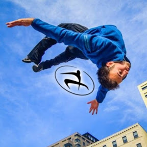 你会发现人物自动跑到中间跑道