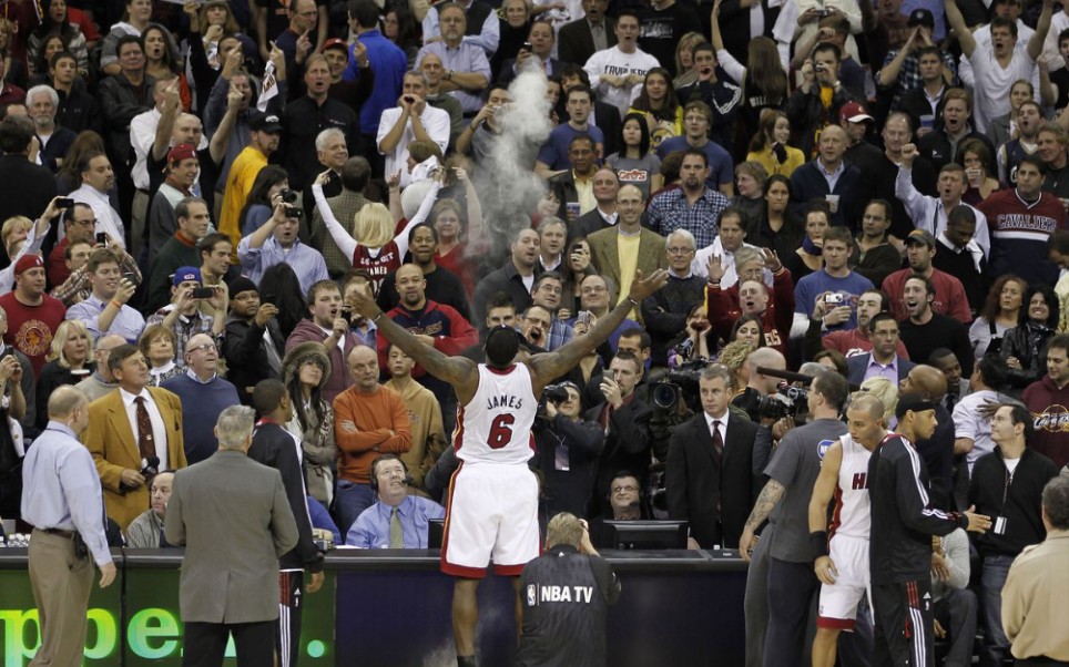 NBA史上现场氛围最恐怖的一场? 詹姆斯三次重返克利夫兰球迷反应对比!