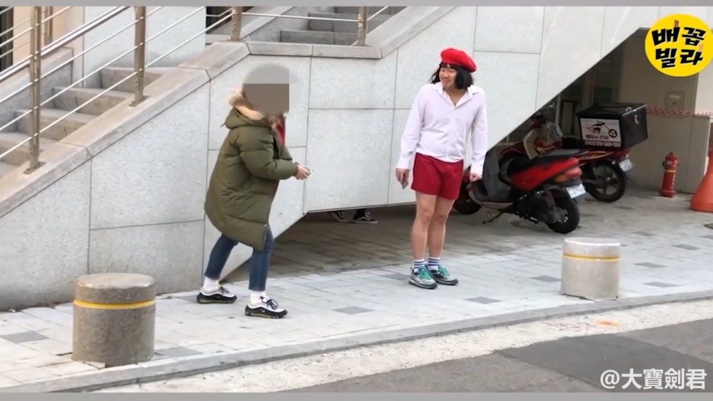 超级搞笑的韩国整蛊 街头背影超美...