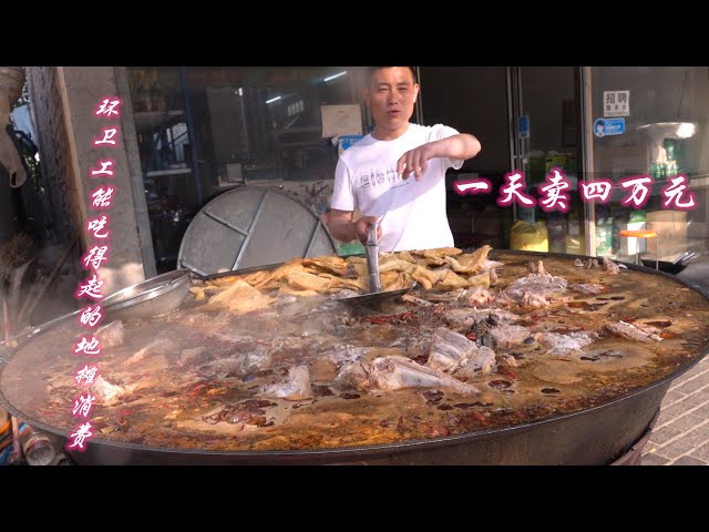 开封小伙卖大骨头,1.6大锅一天卖1000斤,一天接待顾客400桌,真厉害