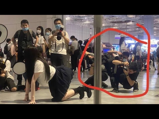 上海漫展“jk少女事件”: 公共場合撅個屁股給人拍照不是什麼好事!