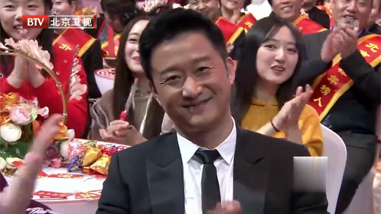 春晚: 谢楠春晚突然叫吴京站起来, 问: 我说话好使不? 吴京有点懵