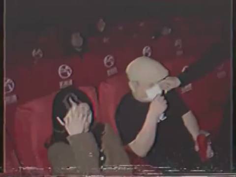老公在电影院看到老婆和和陌生人...