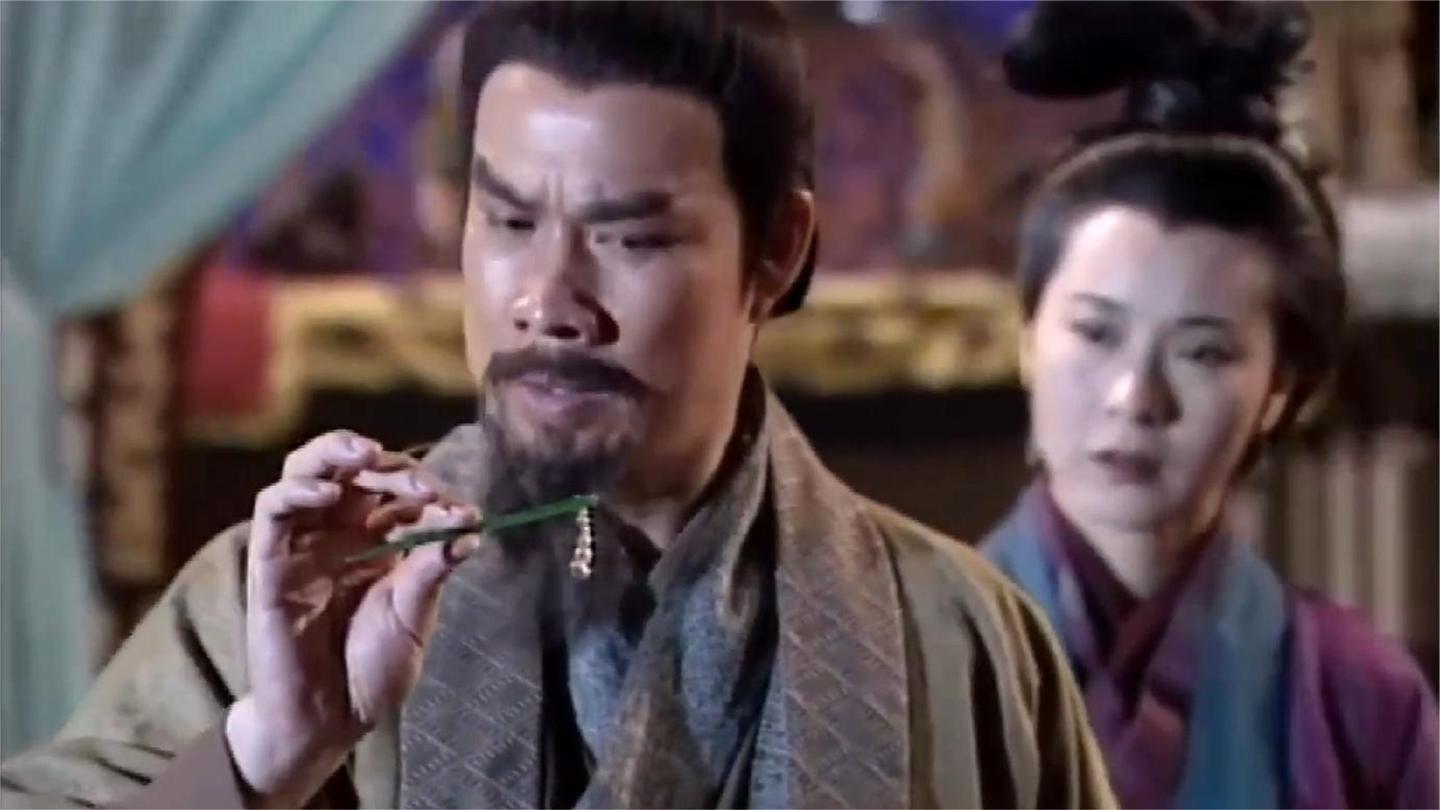 神雕: 此人内功深不可测, 一掌拍发簪穿手掌, 郭靖没想到会是杨过