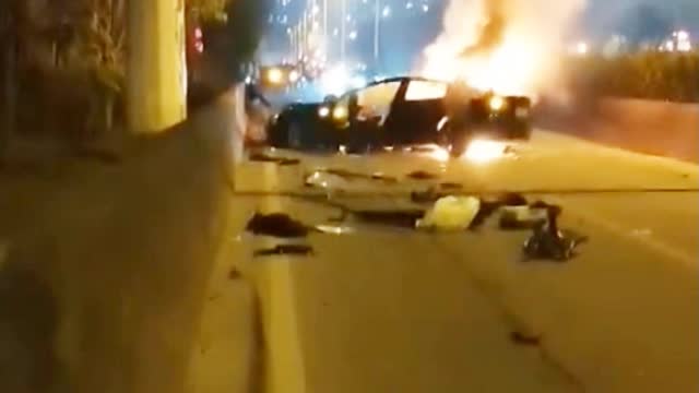 警方回应广州一特斯拉失控起火#: 车上男乘客当场死亡 事故原因正调查
