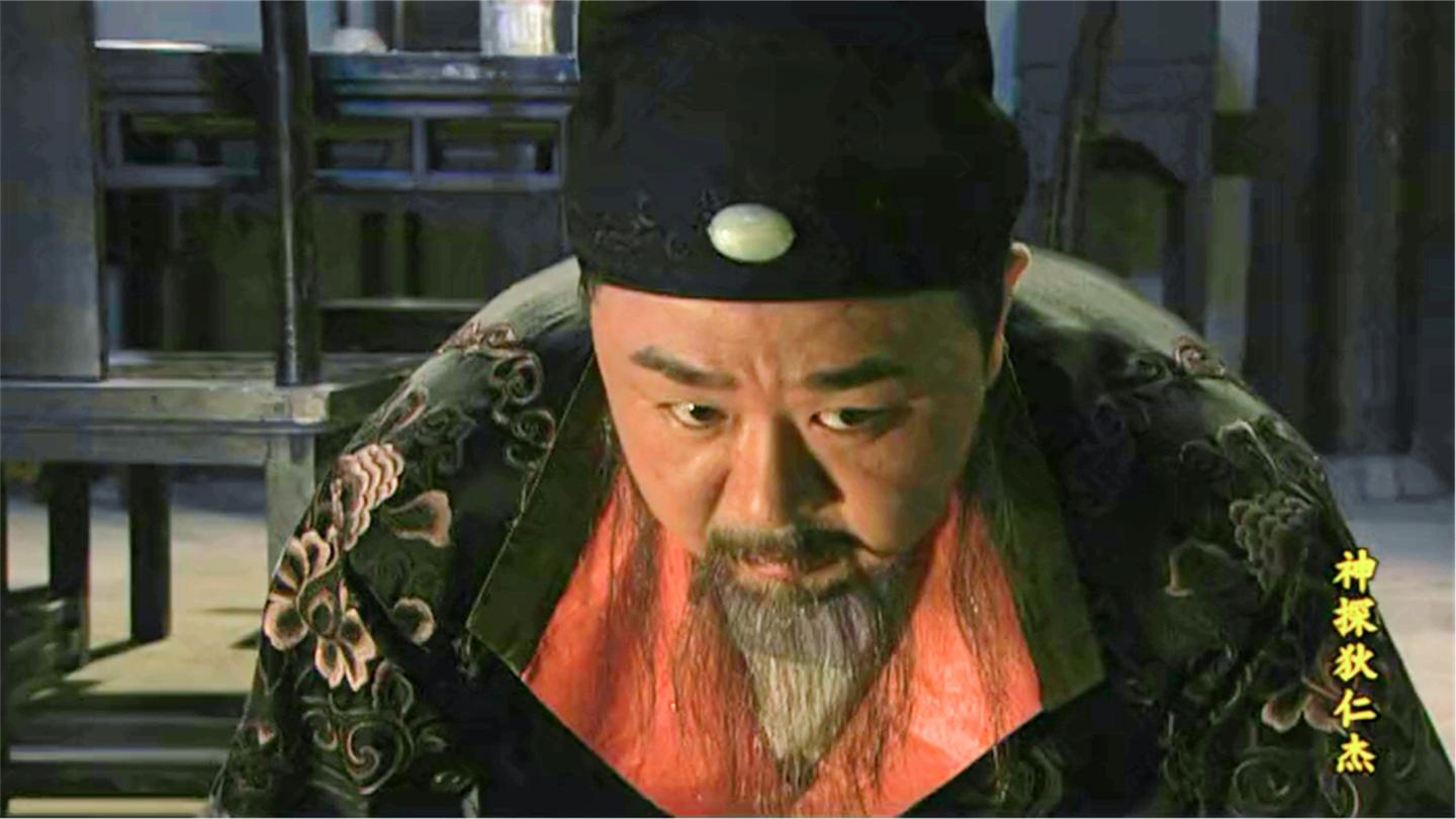 神探狄仁杰: 侍卫宣读圣旨, 狄仁杰一看他的鞋, 知道此人是冒牌的