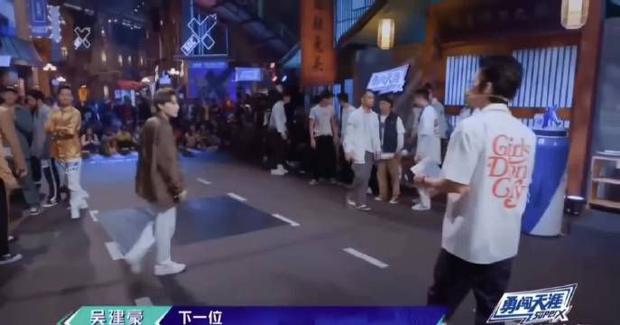 刘雨昕在《这就是街舞》中跳popping