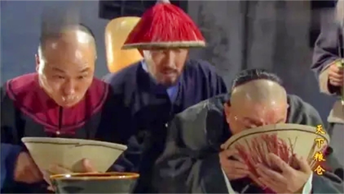 天下: 官仓的米掺假, 米大人让贪官生吞沙子, 不吃当场砍死!
